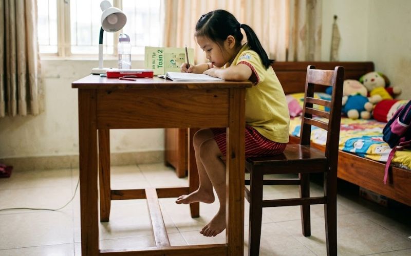 Những sai lầm khi chọn bàn ghế học sinh cấp 1 khiến trẻ bị gù lưng