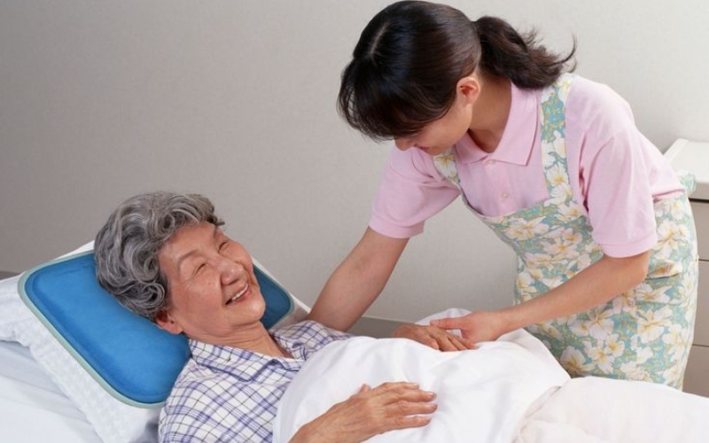 Hướng dẫn chọn giường bệnh phù hợp cho người thân tại nhà