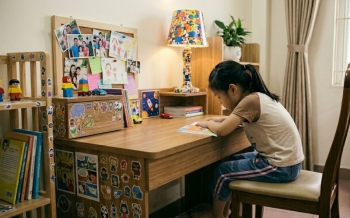 Những sai lầm khi chọn bàn ghế học sinh cấp 1 khiến trẻ bị gù lưng, cận thị